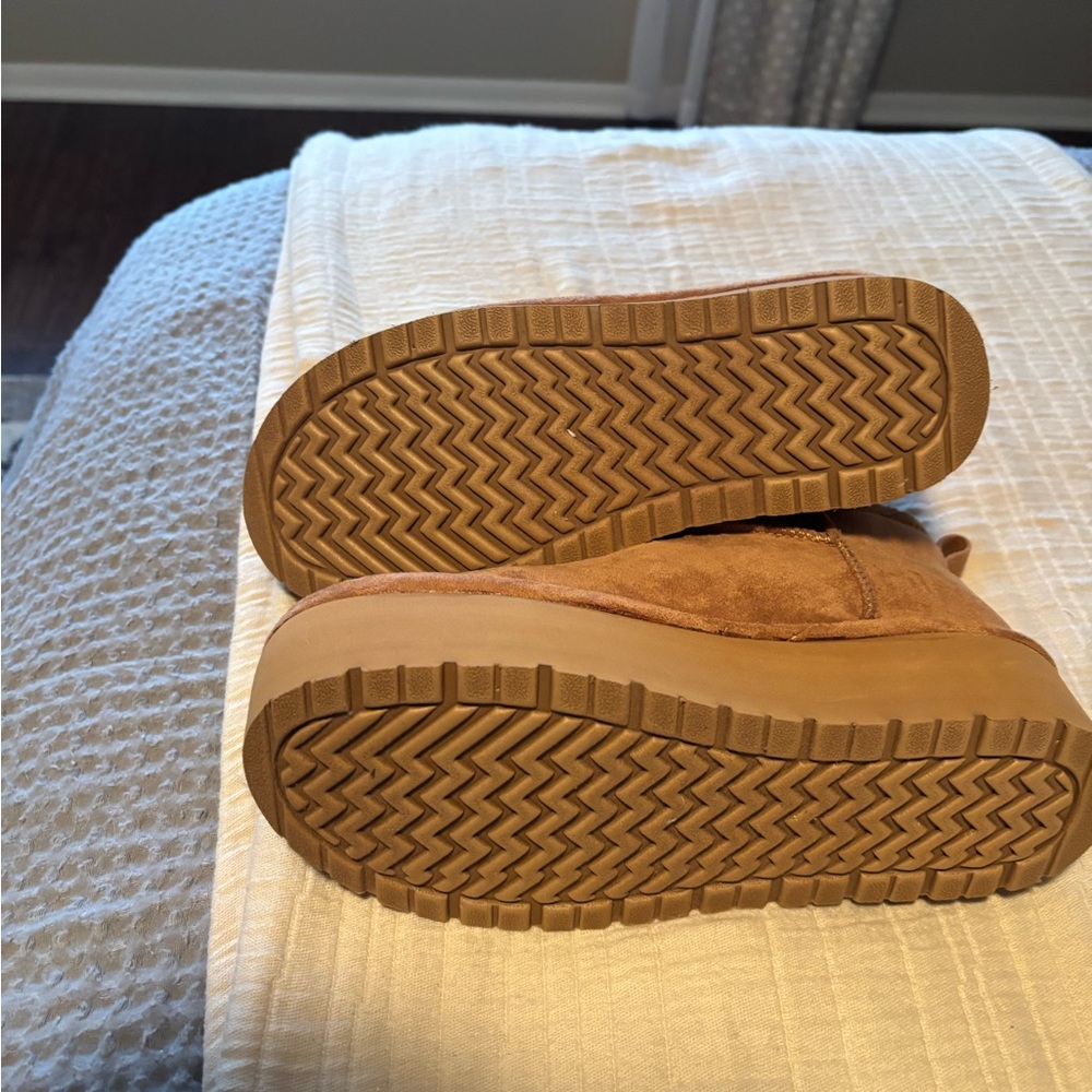 Madden Girl Tan Suede Platform Slip-On Shoes never worn size 8 - Picture 2 of 4
